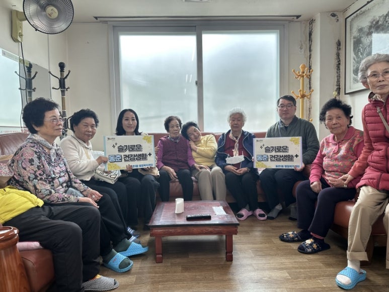 연수구 동춘1동 행정복지센터는 오는 12월까지 지역 경로당 8곳을 대상으로 어르신의 건강 증진과 복지 향상을 위한 슬기로운 동춘 건강생활 프로그램을 운영한다